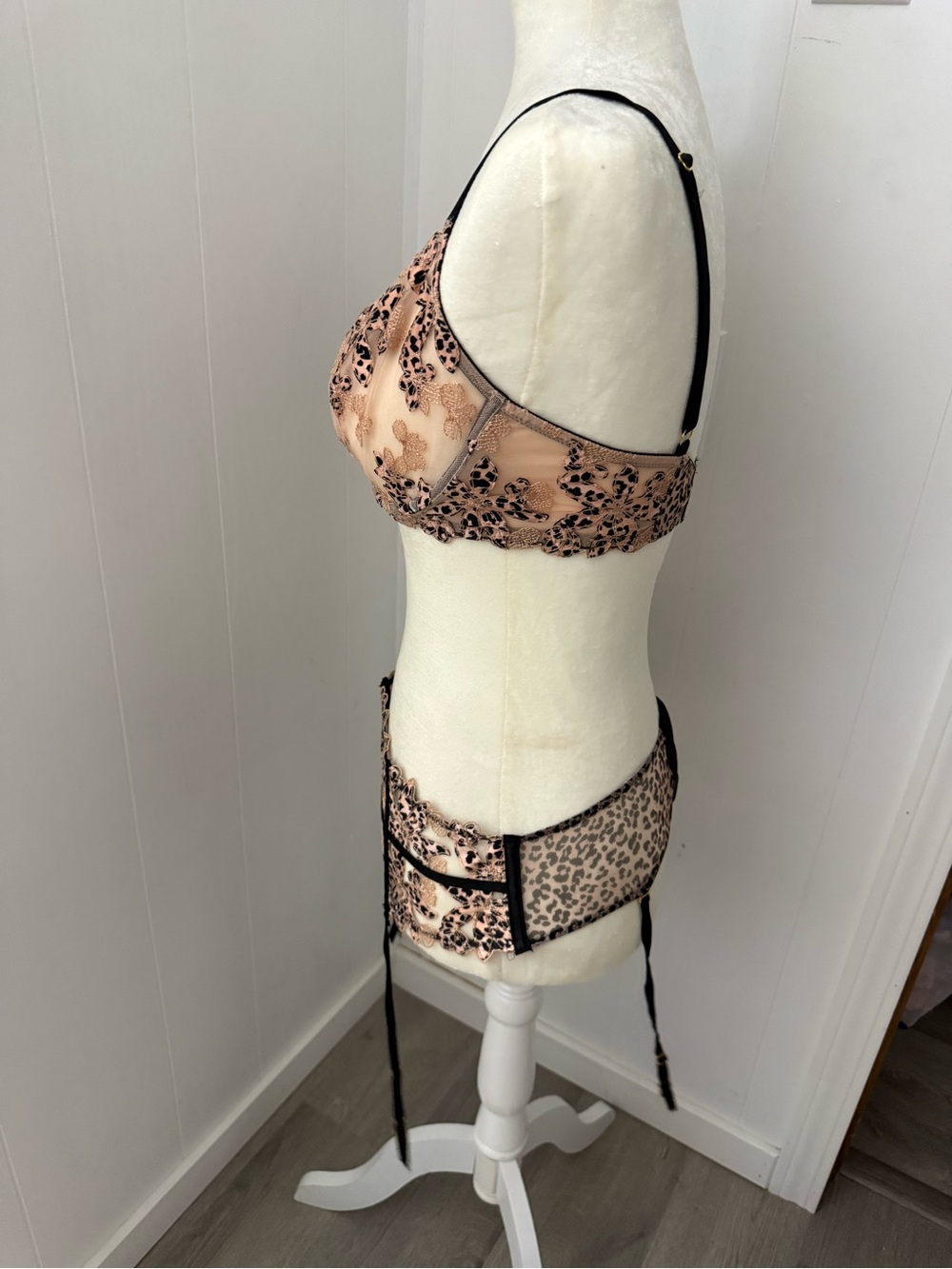 VICTORIA’S SECRET Very Sexy Bra and Garter Belt 34DD - Picture 12 of 16